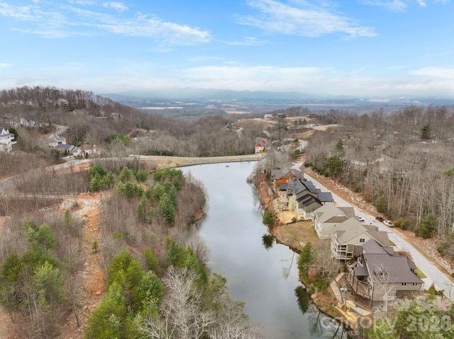 242 Carriage Summitt Way, Hendersonville, NC 28791