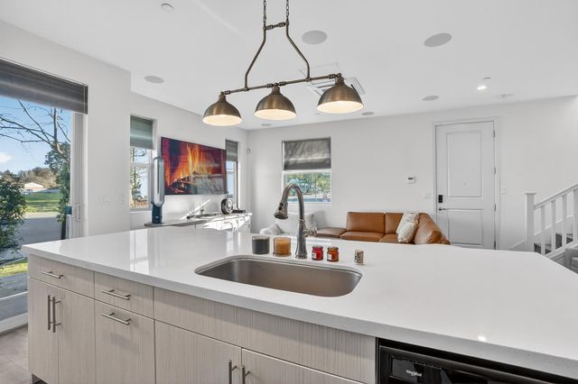 493 Tailoff Ln, Sacramento, CA 95818