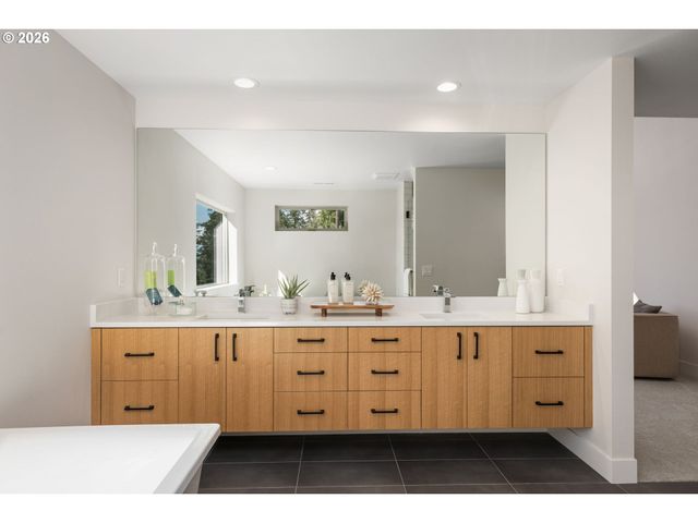 2969 CAPITAL Dr, Eugene, OR 97403