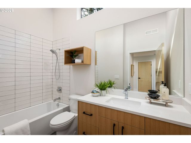 2969 CAPITAL Dr, Eugene, OR 97403