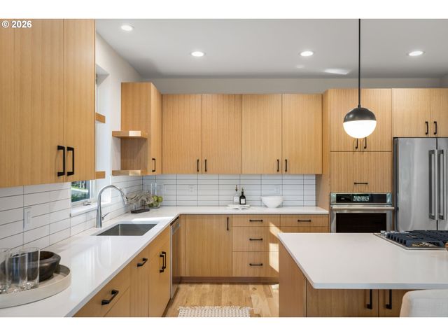 2969 CAPITAL Dr, Eugene, OR 97403