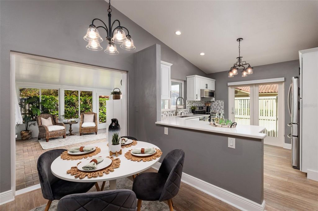 Image 12 of property listing at 535 ST TROPEZ CIRCLE NE, St Petersburg, FL 33703