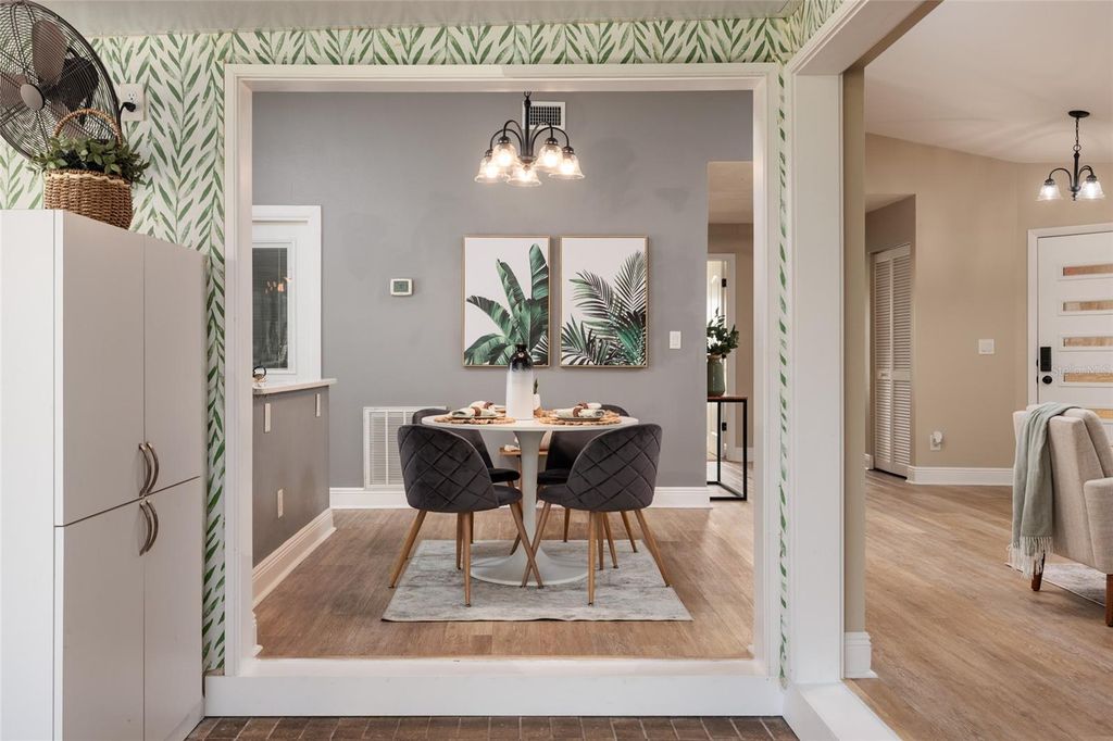 Image 15 of property listing at 535 ST TROPEZ CIRCLE NE, St Petersburg, FL 33703