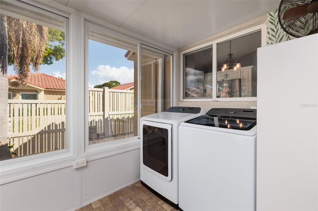 Image 17 of property listing at 535 ST TROPEZ CIRCLE NE, St Petersburg, FL 33703