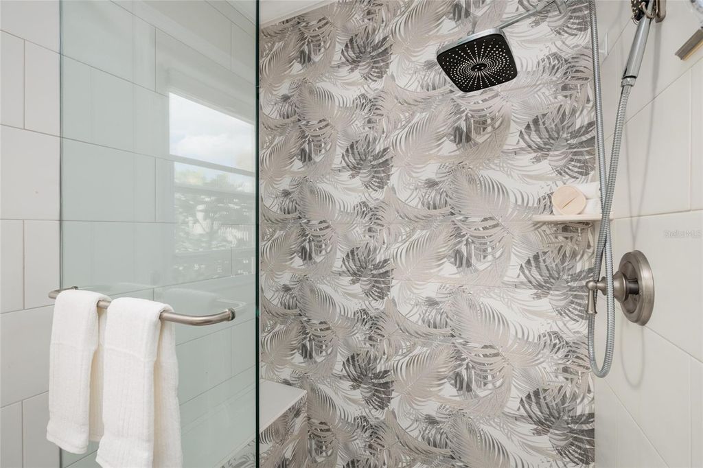 Image 21 of property listing at 535 ST TROPEZ CIRCLE NE, St Petersburg, FL 33703