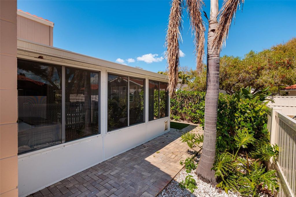 Image 28 of property listing at 535 ST TROPEZ CIRCLE NE, St Petersburg, FL 33703