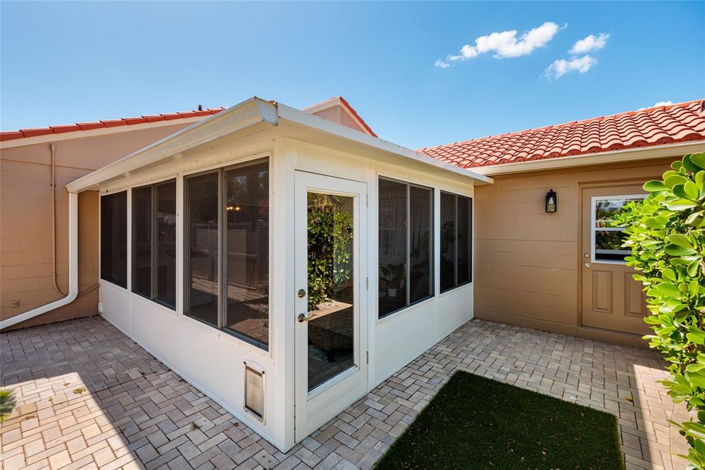 Image 29 of property listing at 535 ST TROPEZ CIRCLE NE, St Petersburg, FL 33703