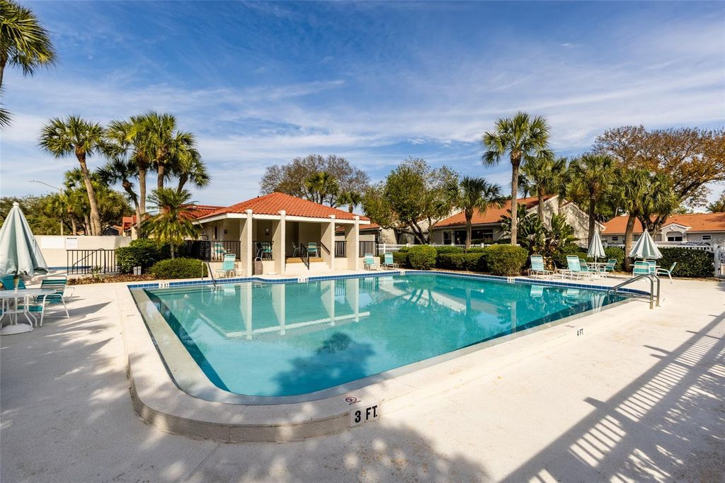 Image 33 of property listing at 535 ST TROPEZ CIRCLE NE, St Petersburg, FL 33703