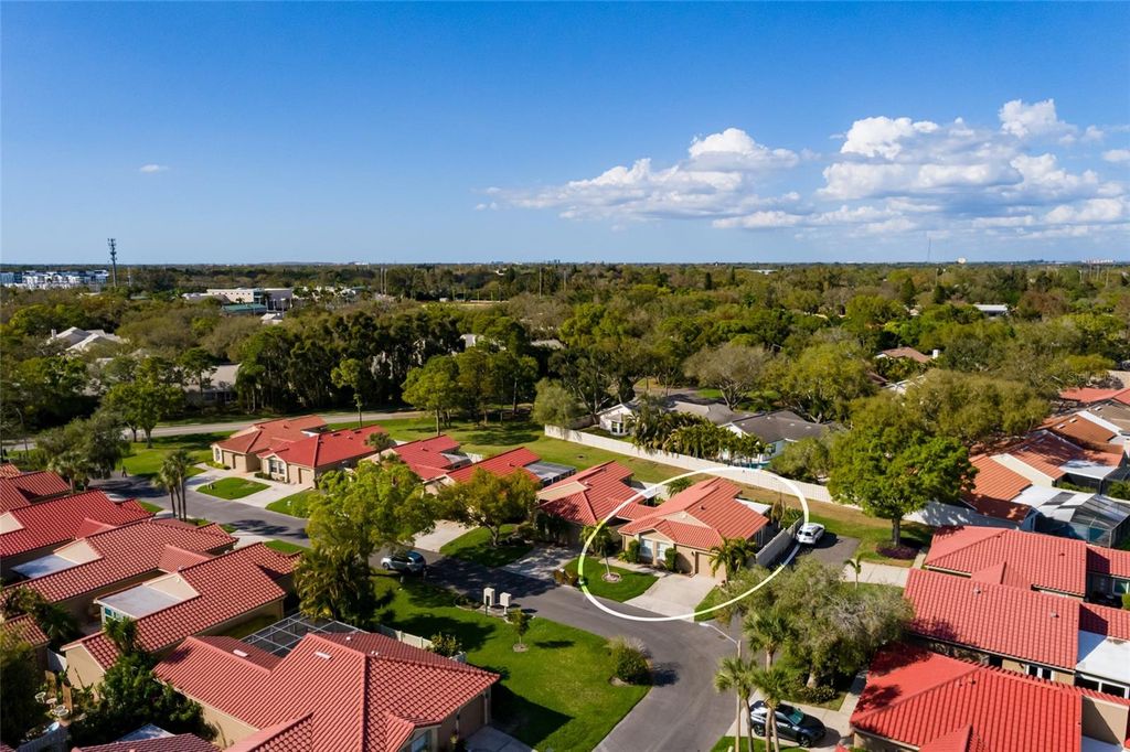 Image 5 of property listing at 535 ST TROPEZ CIRCLE NE, St Petersburg, FL 33703