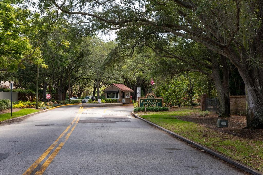 Image 43 of property listing at 535 ST TROPEZ CIRCLE NE, St Petersburg, FL 33703