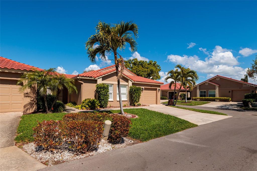 Image 6 of property listing at 535 ST TROPEZ CIRCLE NE, St Petersburg, FL 33703