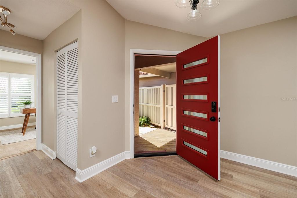 Image 8 of property listing at 535 ST TROPEZ CIRCLE NE, St Petersburg, FL 33703