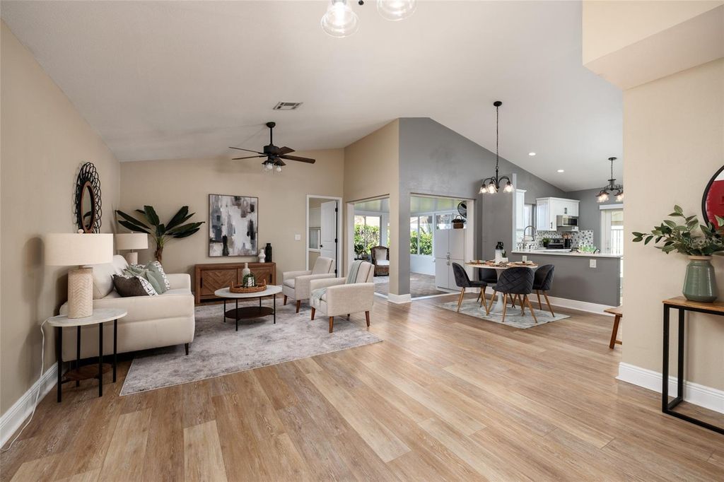 Image 9 of property listing at 535 ST TROPEZ CIRCLE NE, St Petersburg, FL 33703