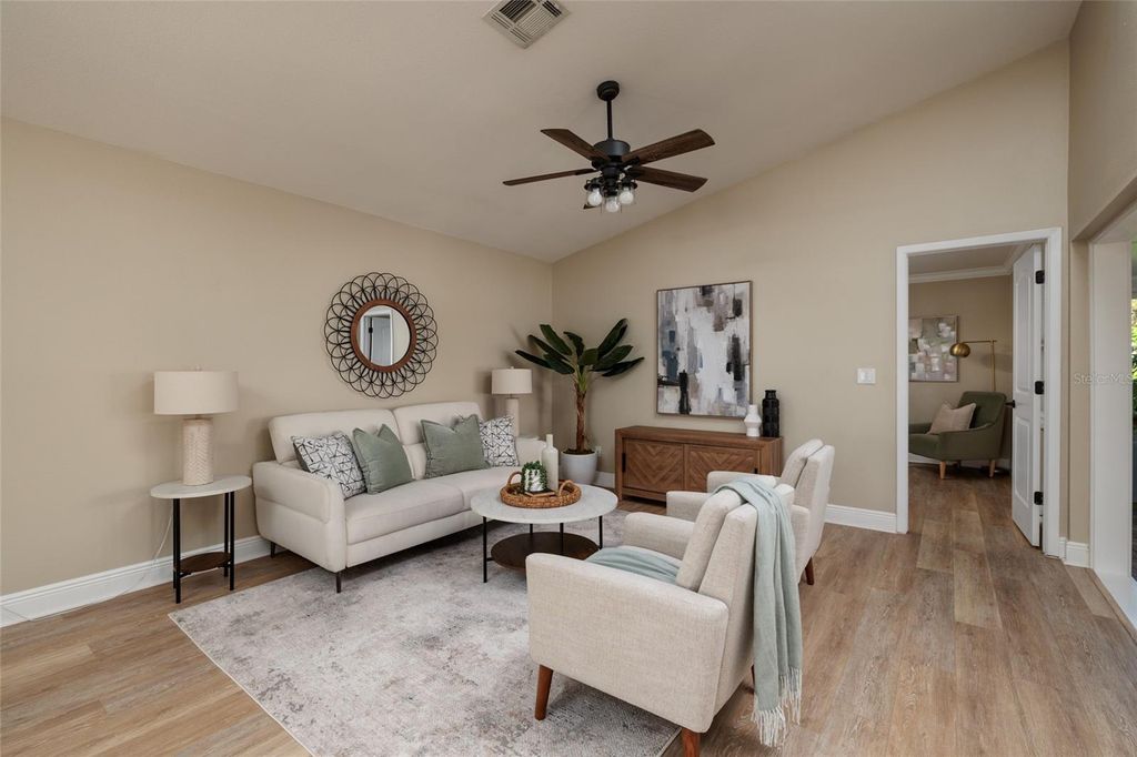 Image 10 of property listing at 535 ST TROPEZ CIRCLE NE, St Petersburg, FL 33703