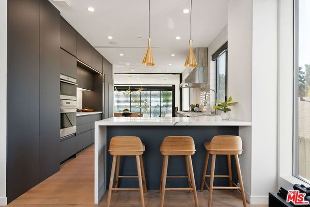 303 Venice Way, Venice, CA 90291