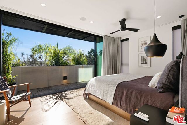 303 Venice Way, Venice, CA 90291