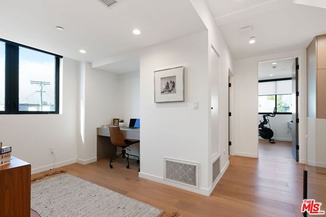 303 Venice Way, Venice, CA 90291