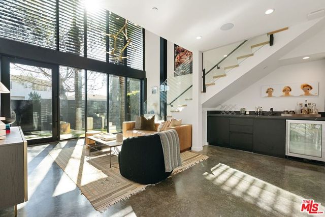 303 Venice Way, Venice, CA 90291