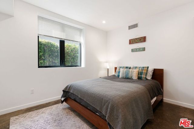 303 Venice Way, Venice, CA 90291