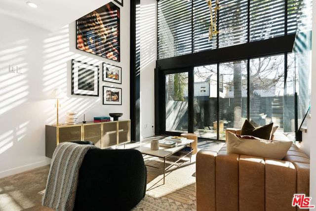 303 Venice Way, Venice, CA 90291