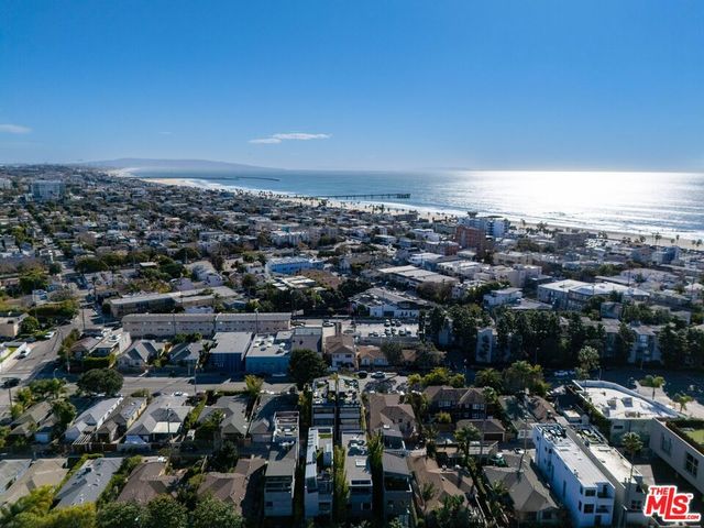 303 Venice Way, Venice, CA 90291