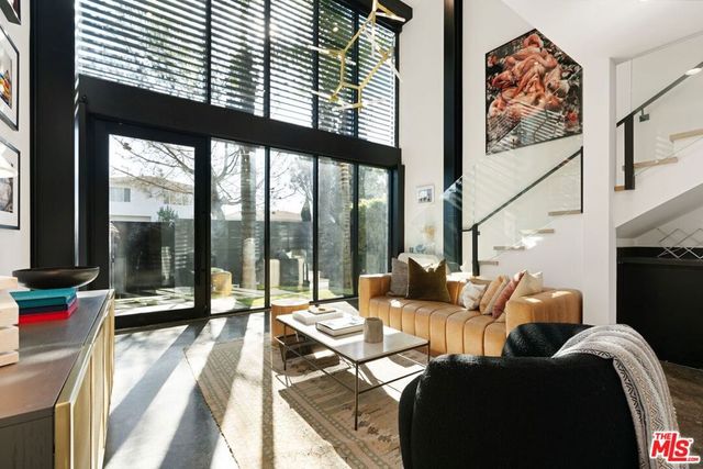 303 Venice Way, Venice, CA 90291