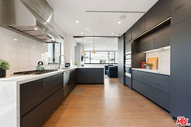 303 Venice Way, Venice, CA 90291