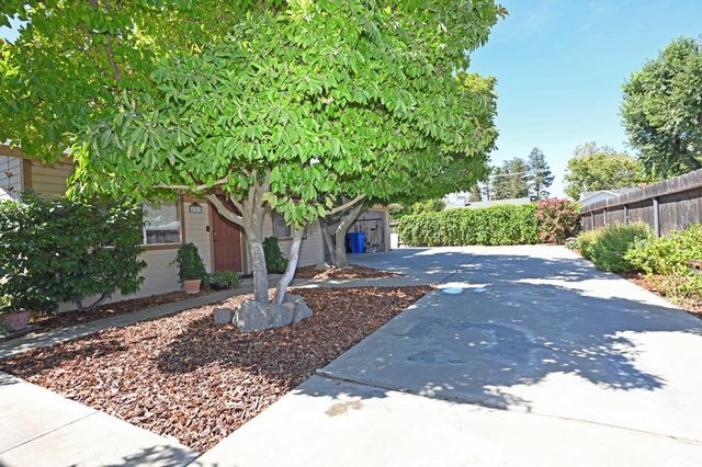 2251 Waldorf Dr, Turlock, CA 95382