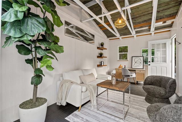 6072 Delphi, Los Angeles, CA 90042