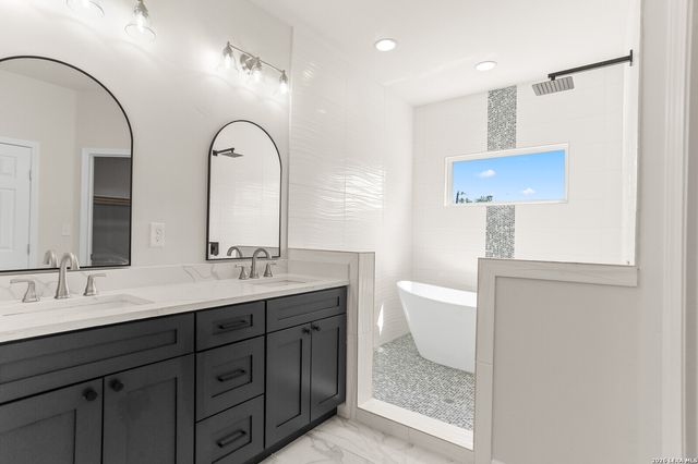 1962 E Crockett, San Antonio, TX 78202