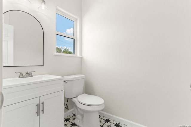 1962 E Crockett, San Antonio, TX 78202