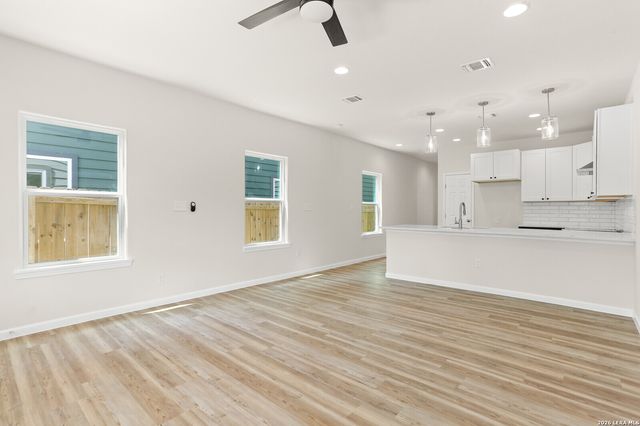 1962 E Crockett, San Antonio, TX 78202