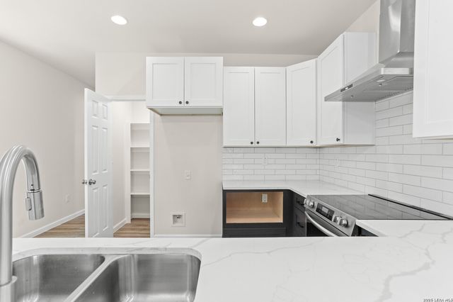 1962 E Crockett, San Antonio, TX 78202