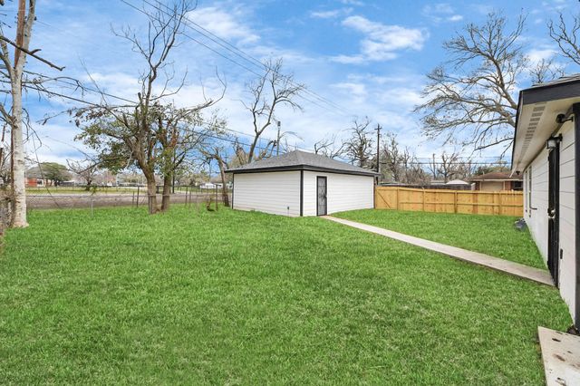 5879 Belcrest Street, Houston, TX 77033