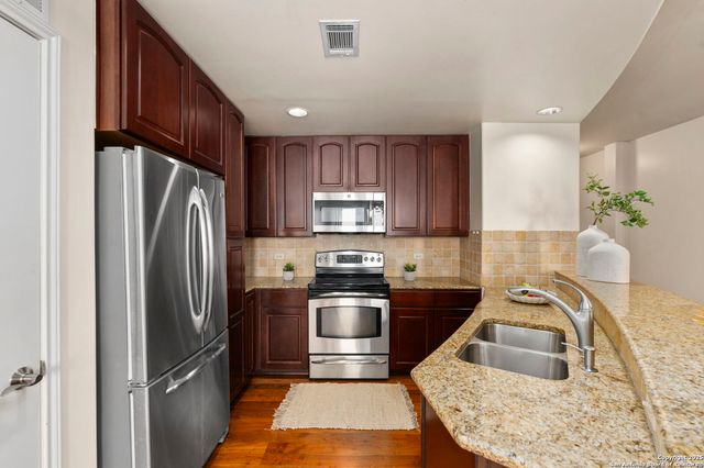 215 Center St Apt 203, San Antonio, TX 78202