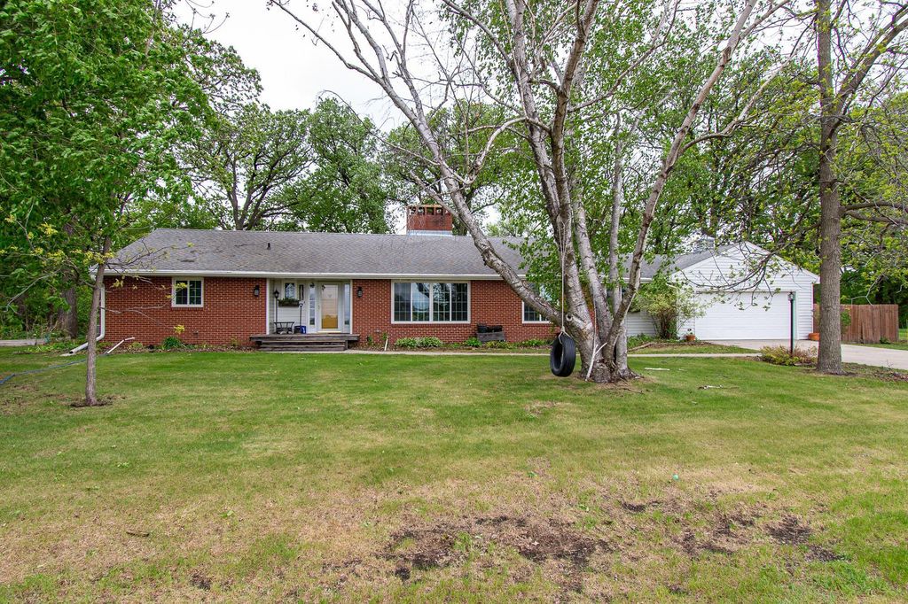 1513 40th Avenue N, Moorhead, MN 56560