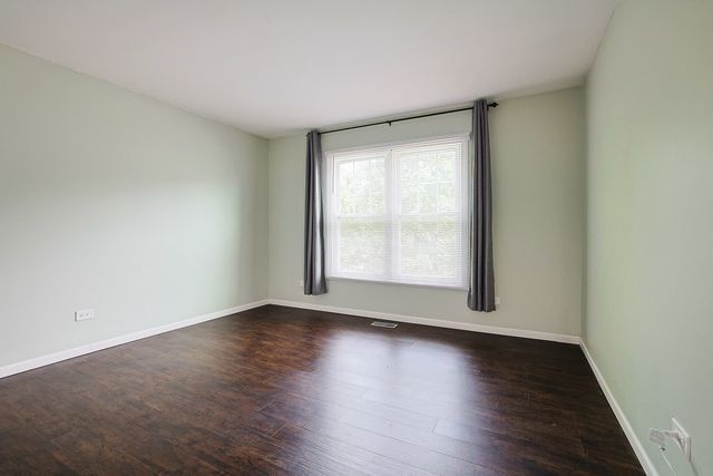 1410 HUNTINGTON Drive, Mundelein, IL 60060