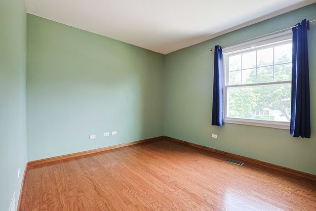 1410 HUNTINGTON Drive, Mundelein, IL 60060