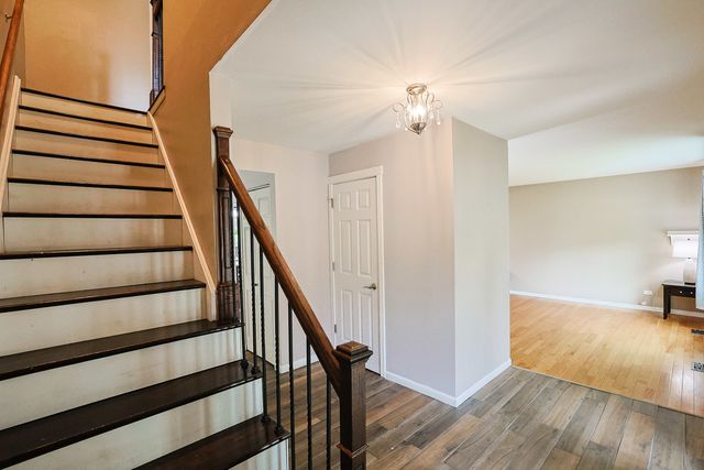 1410 HUNTINGTON Drive, Mundelein, IL 60060