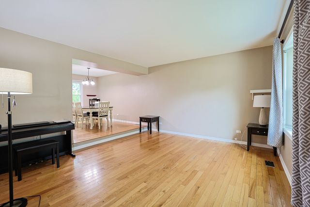 1410 HUNTINGTON Drive, Mundelein, IL 60060