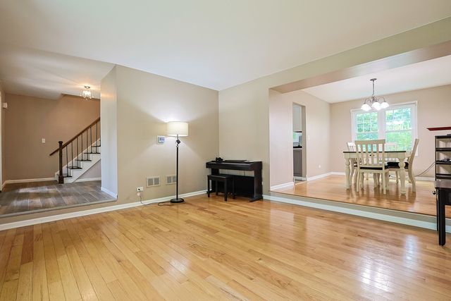 1410 HUNTINGTON Drive, Mundelein, IL 60060