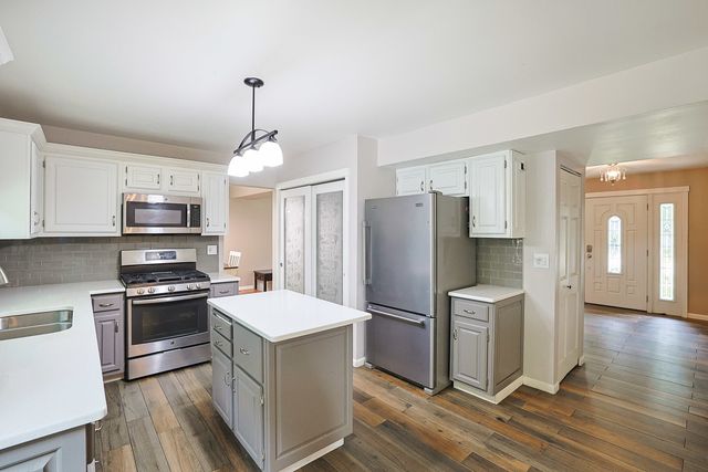 1410 HUNTINGTON Drive, Mundelein, IL 60060