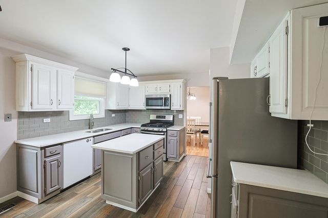1410 HUNTINGTON Drive, Mundelein, IL 60060