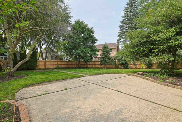 1410 HUNTINGTON Drive, Mundelein, IL 60060