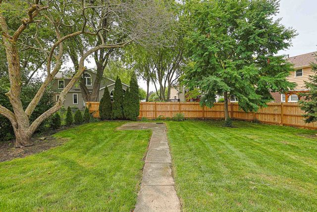 1410 HUNTINGTON Drive, Mundelein, IL 60060