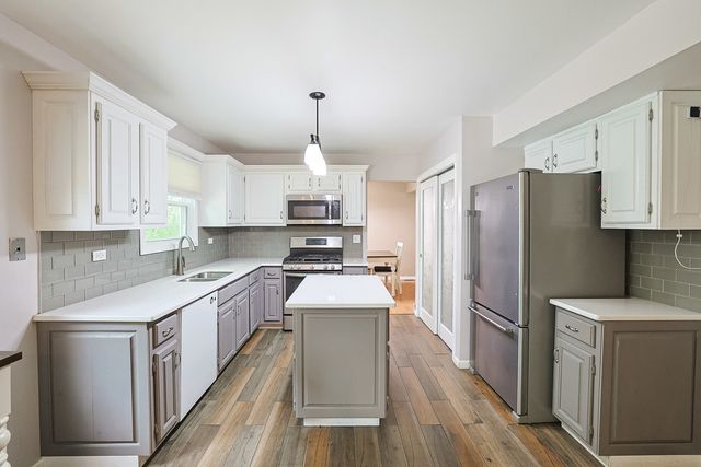 1410 HUNTINGTON Drive, Mundelein, IL 60060