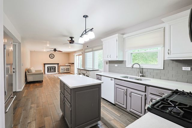 1410 HUNTINGTON Drive, Mundelein, IL 60060
