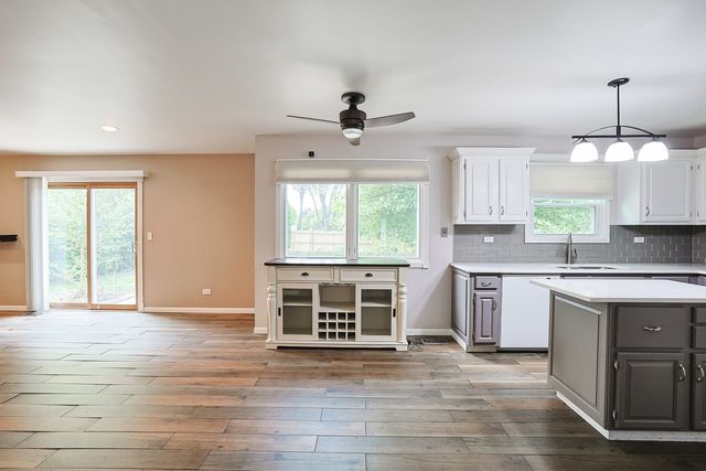 1410 HUNTINGTON Drive, Mundelein, IL 60060