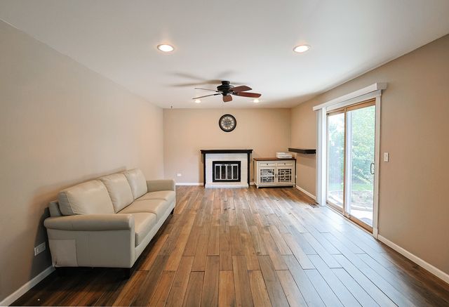 1410 HUNTINGTON Drive, Mundelein, IL 60060