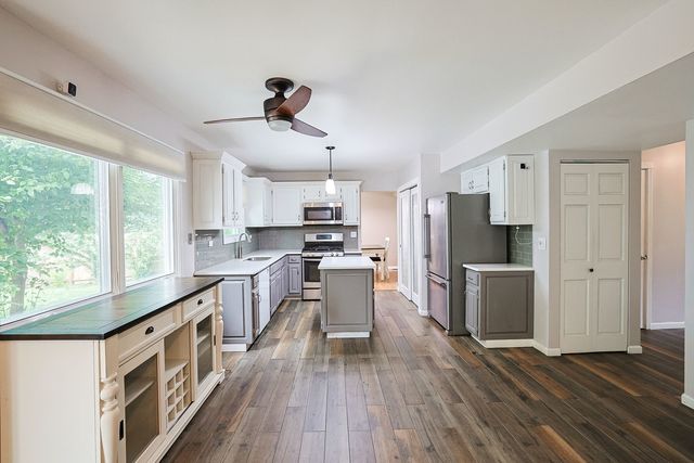 1410 HUNTINGTON Drive, Mundelein, IL 60060